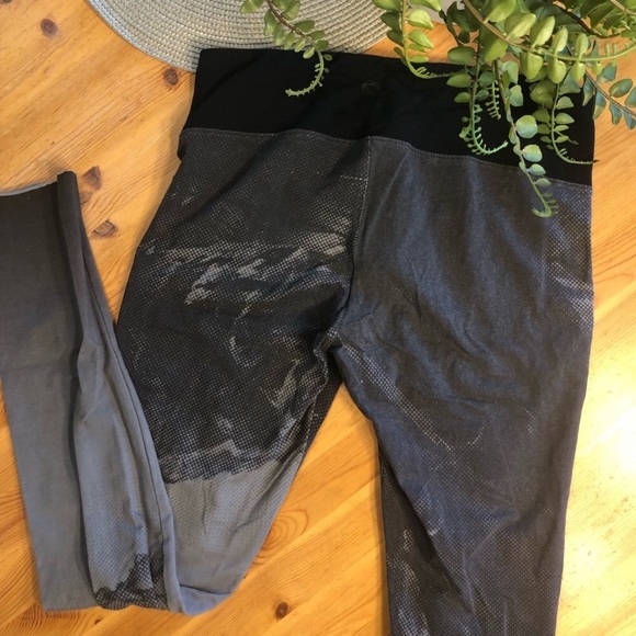 TNA black and grey workout leggings - Picture 2 of 4